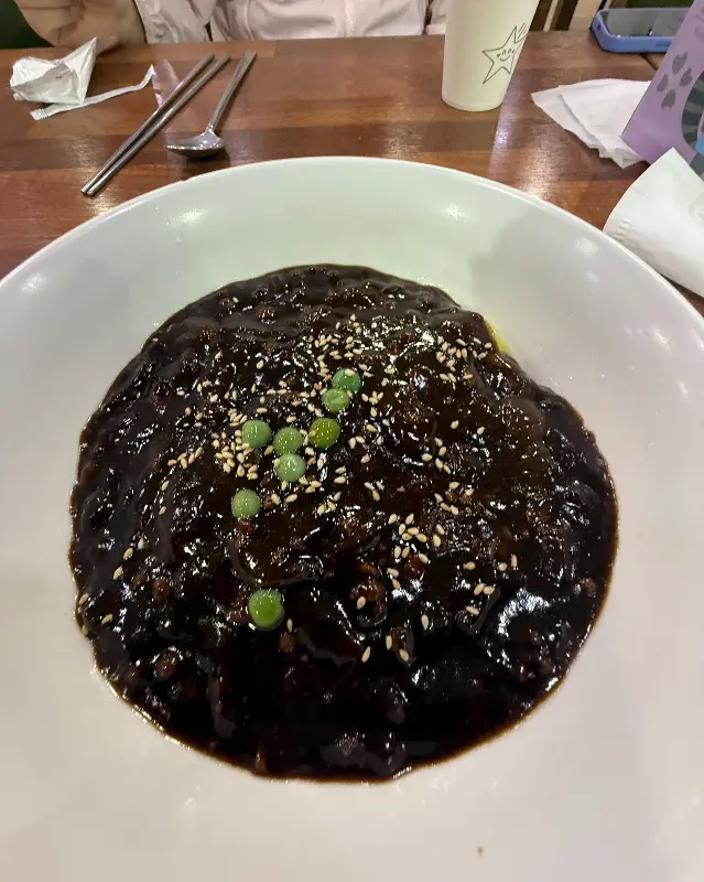 윤기가 자르르 흐르는 짜장면