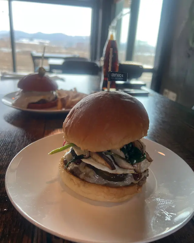 테이블 위에 놓인 수제버거