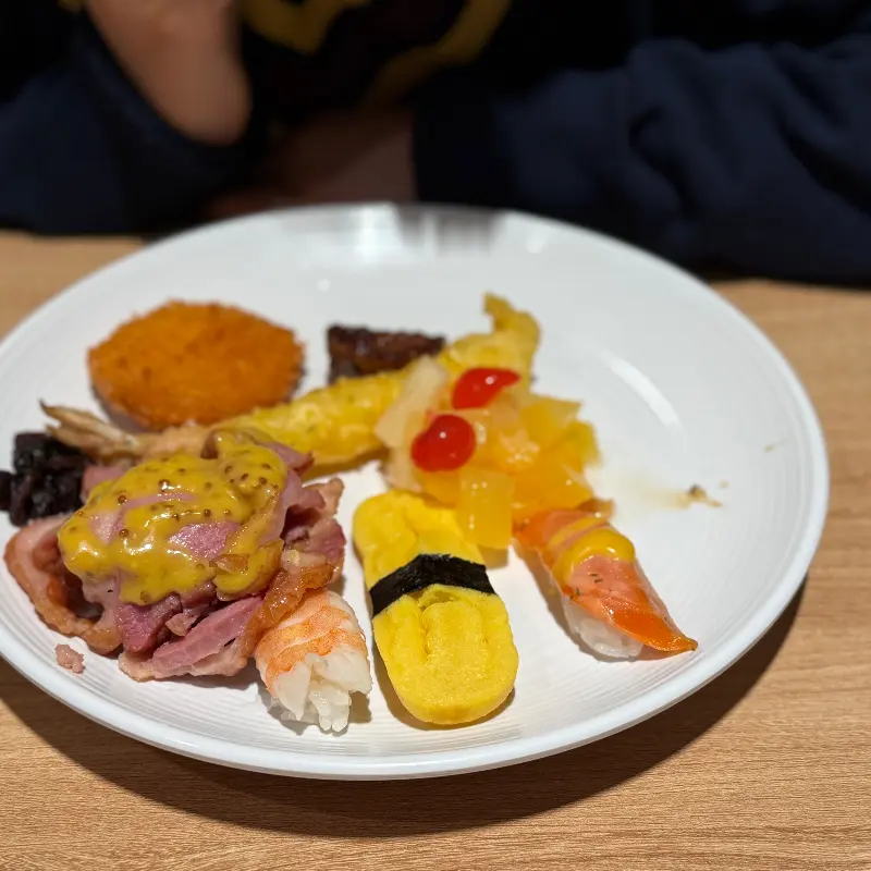 접시에 담겨 있는 다양한 초밥과 튀김의 모습