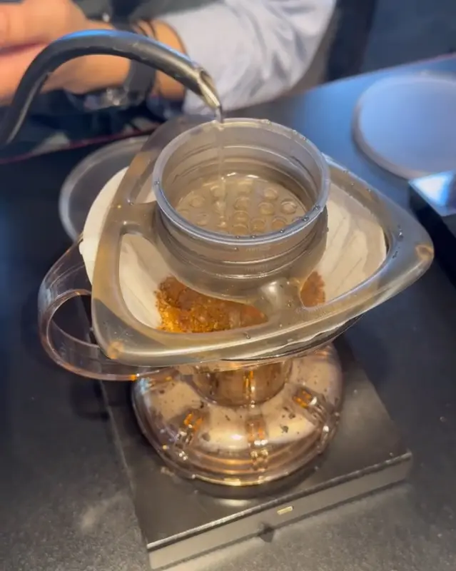 핸드 드립 커피를 내리는 모습