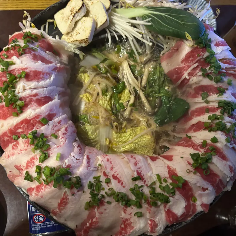 테이블 가득 차려진 스키야키 한 상