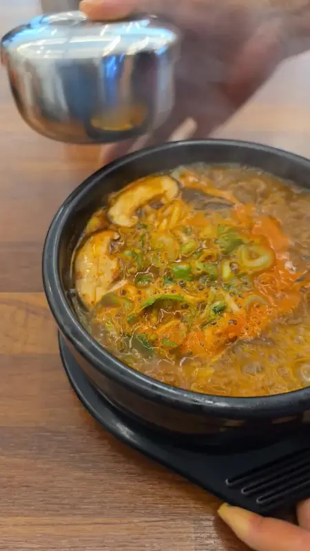 뚝배기에 담겨져 나오는 육개장