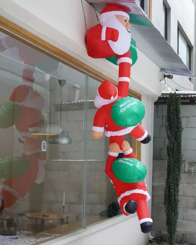 카페 외부에 설치된 크리스마스 장식