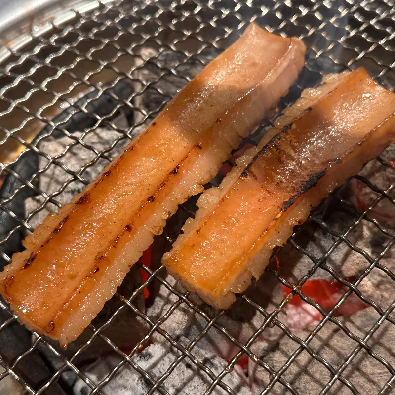 노릇노릇 구워진 돼지 껍데기