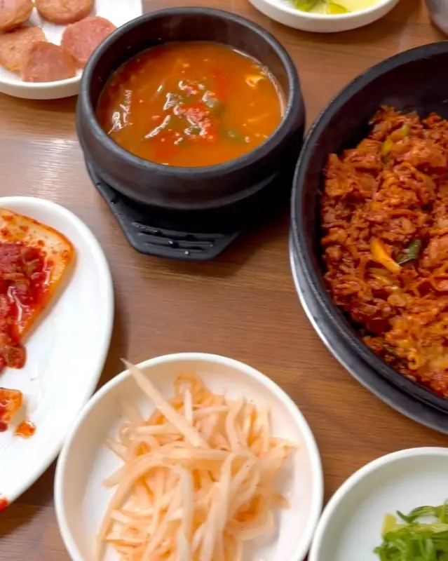 불백과 함께 제공되는 된장찌개의 모습
