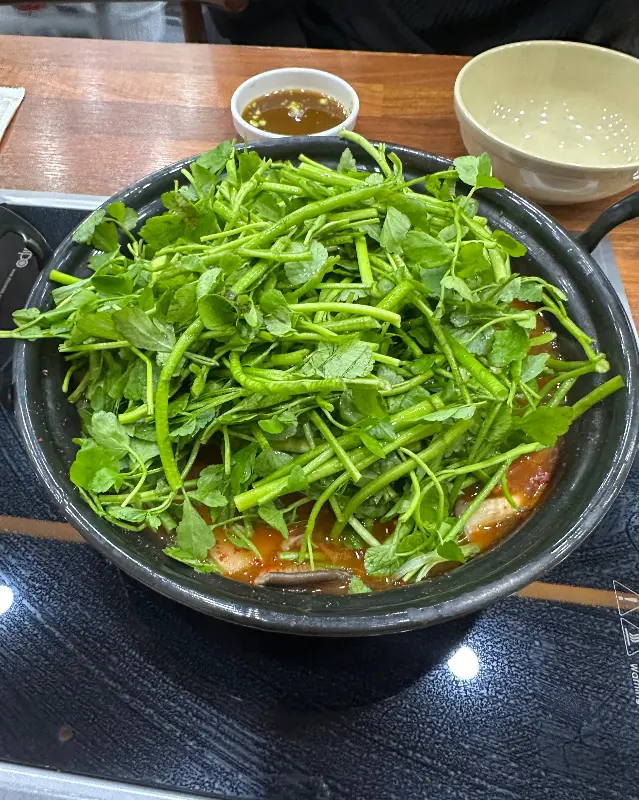 미나리가 듬뿍 들어간 냄비