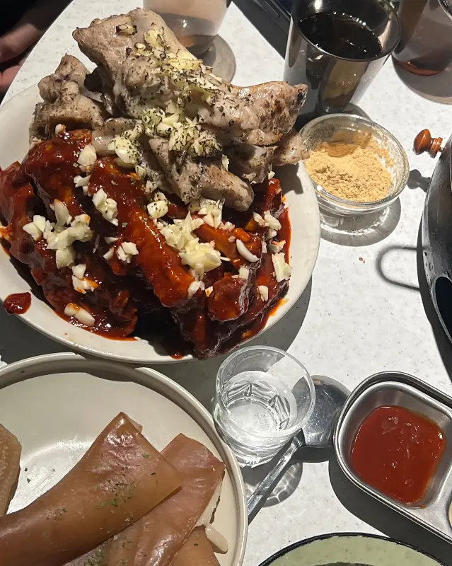 다양한 소스와 함께 제공되는 푸짐한 쪽갈비 한 상 차림