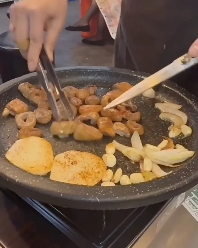 숯불 위에 노릇하게 구워진 막창