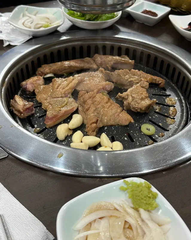 숯불에 구워진 갈비