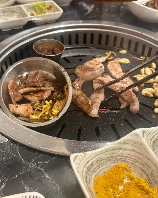 오징어 꽃삼겹과 마늘의 조화