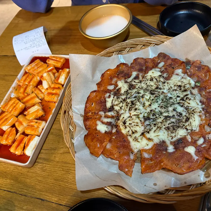 샘골주막의 치즈 김치전과 떡꼬치