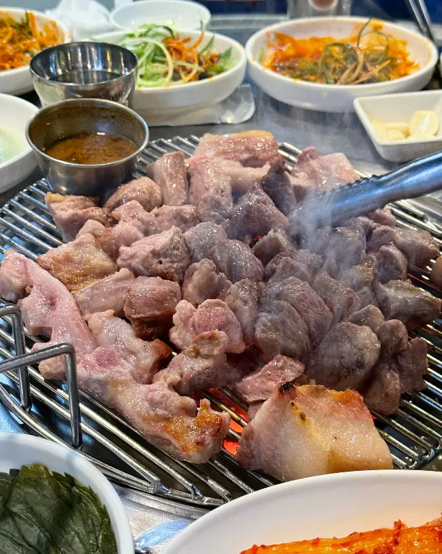 두툼한 흑돼지 오겹살과 목살의 아름다운 자태