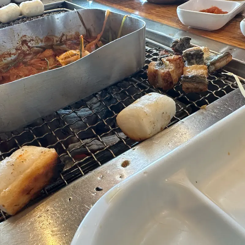 숯불 위에 구워지는 떡