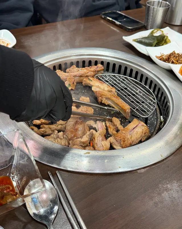 숯불 위에서 익어가는 돼지갈비