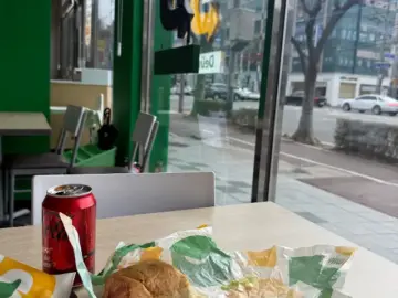 따스한 햇살 아래, 여수에서 맛보는 샌드위치 맛집의 행복