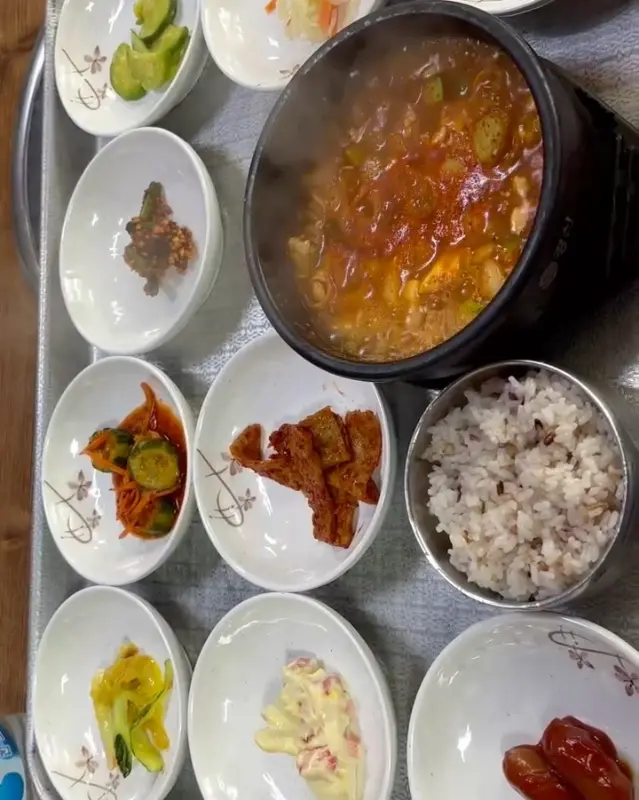 순두부찌개와 다양한 반찬