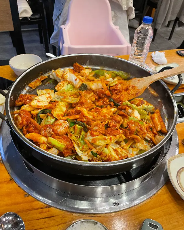 직원 분이 닭갈비를 볶아주는 모습