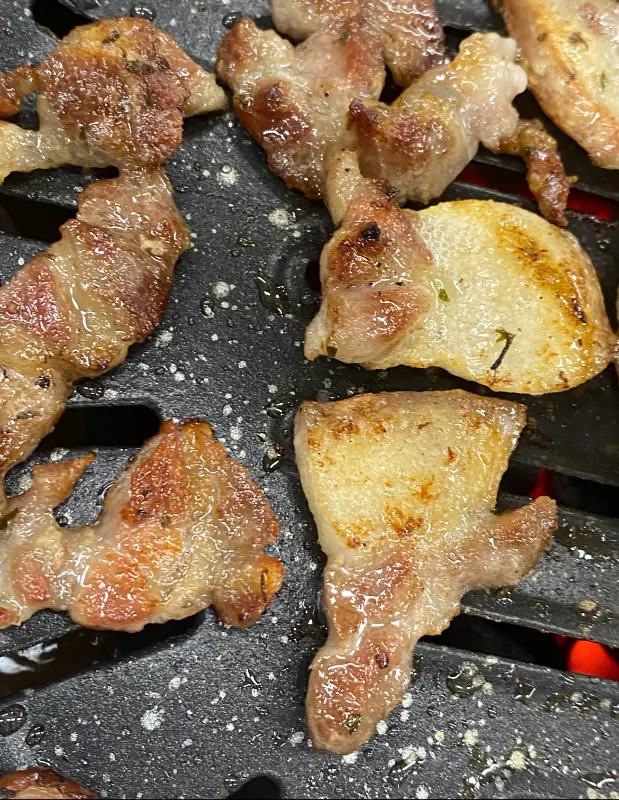 노릇하게 구워진 삼겹살의 모습