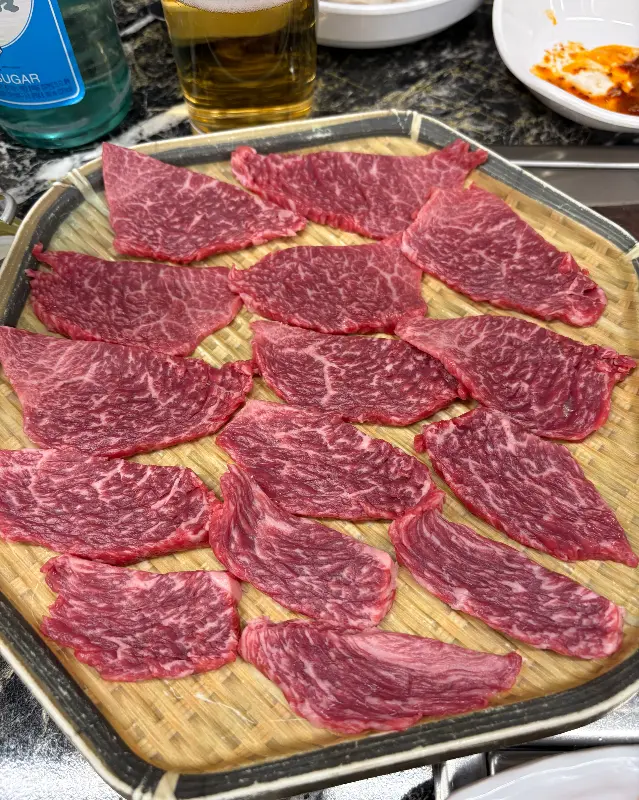 불판 위에서 맛있게 익어가는 갈비살