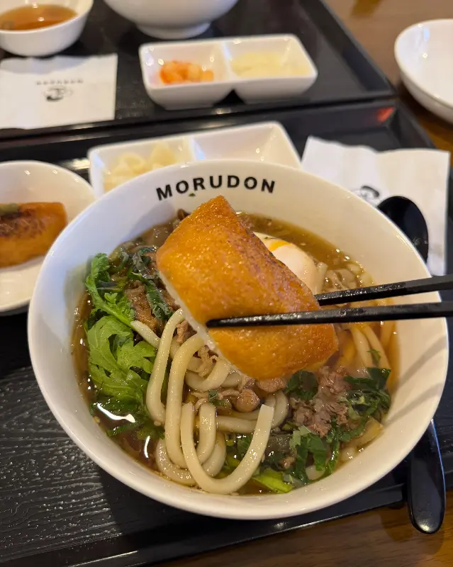 우동 면발과 유부