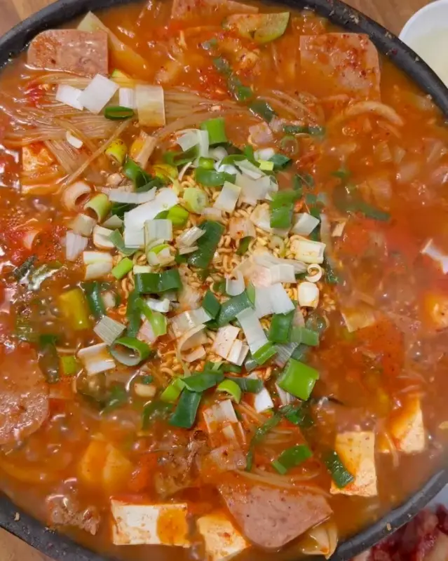 푸짐한 부대찌개 재료