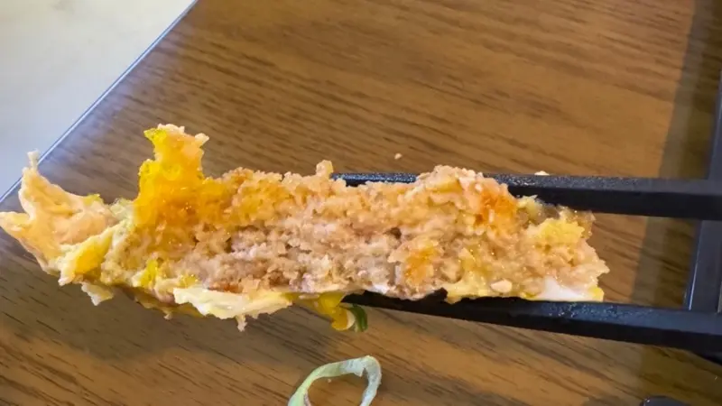 젓가락으로 집은 가츠동 단면