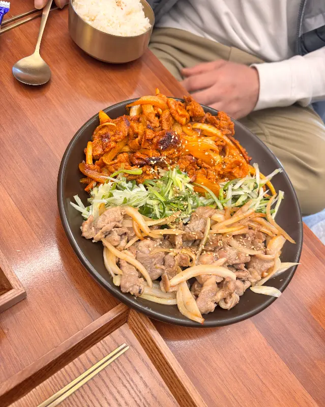 푸짐한 양의 제육볶음