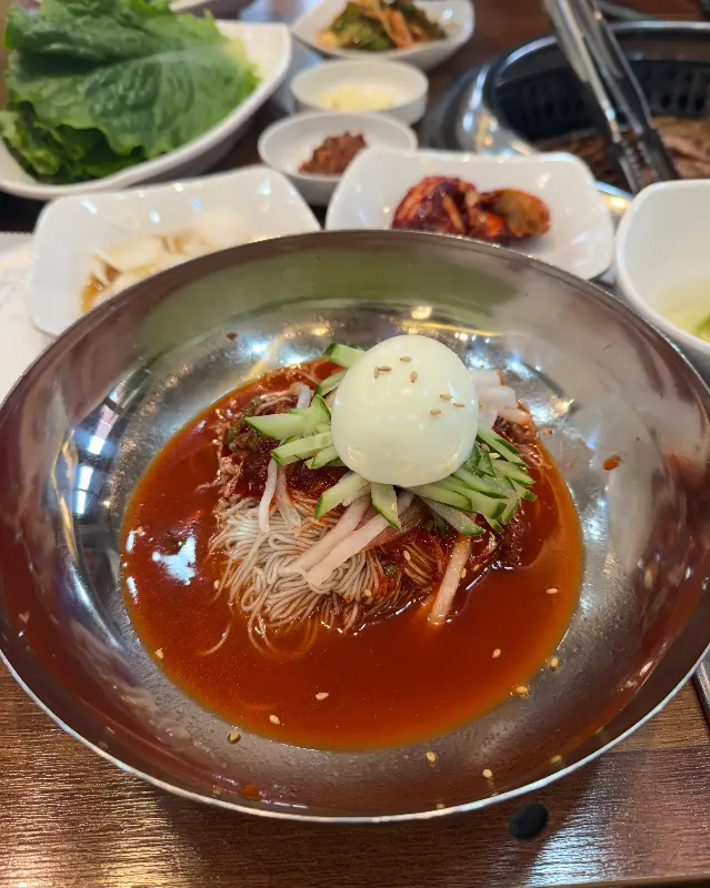 매콤달콤한 비빔냉면