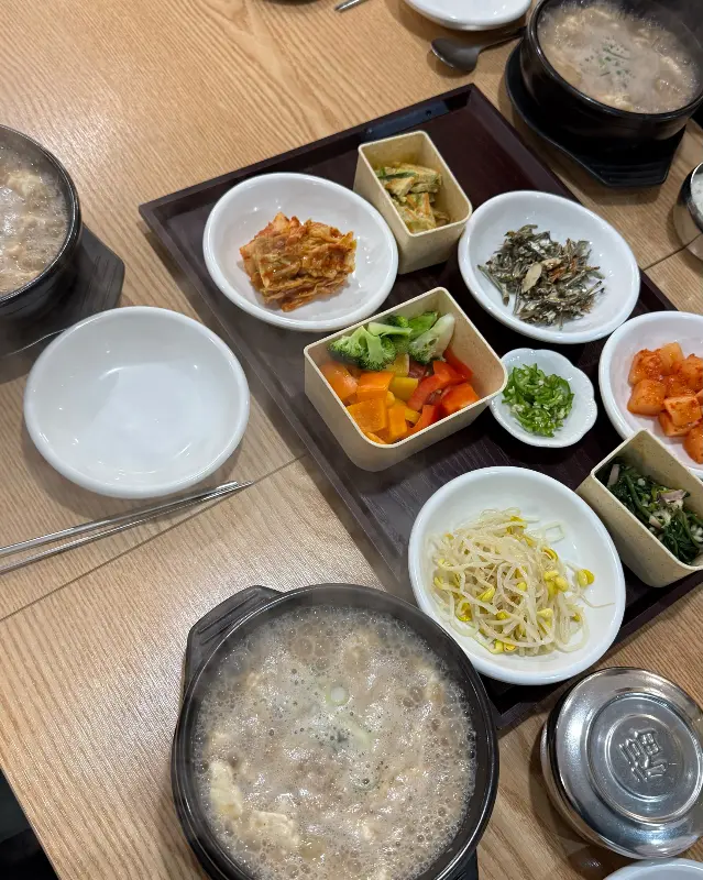 정갈하게 차려진 봉황순두부의 한 상 차림