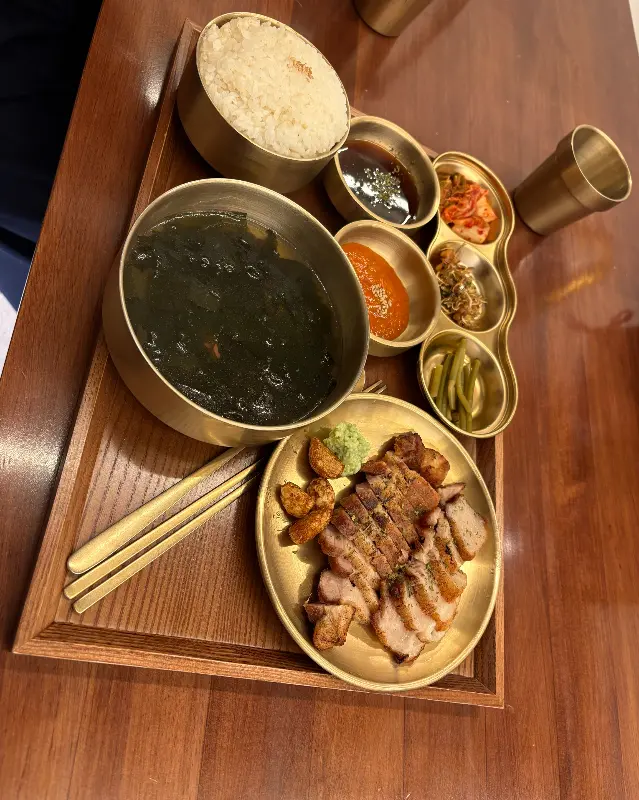 정갈하게 차려진 튀김 삼겹살 정식 한 상