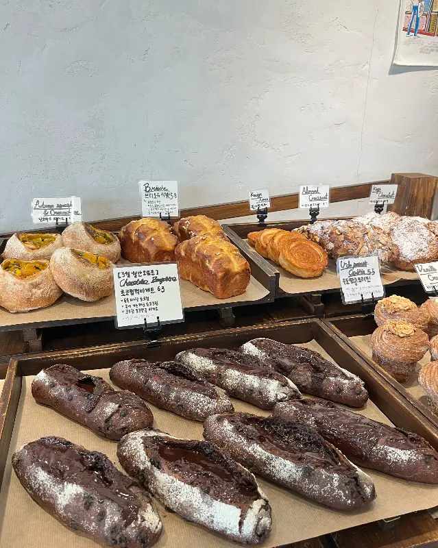 다양한 빵들이 진열된 모습