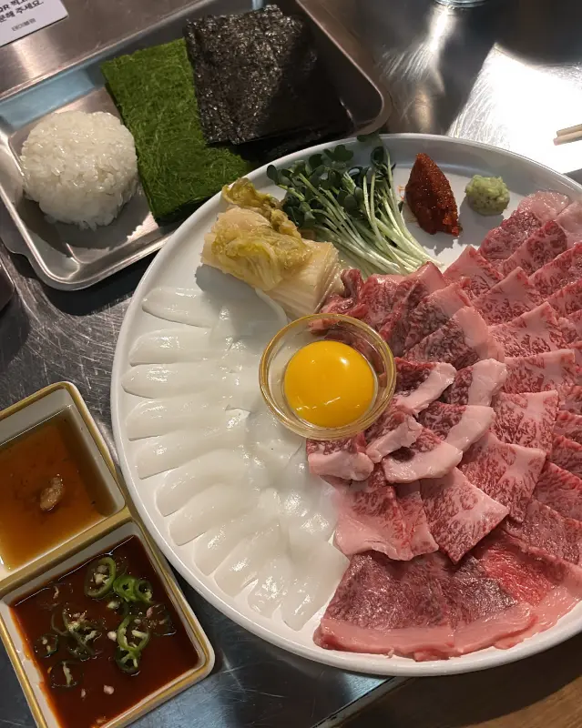 해물과 육회의 조화가 돋보이는 '해물육회 오합'