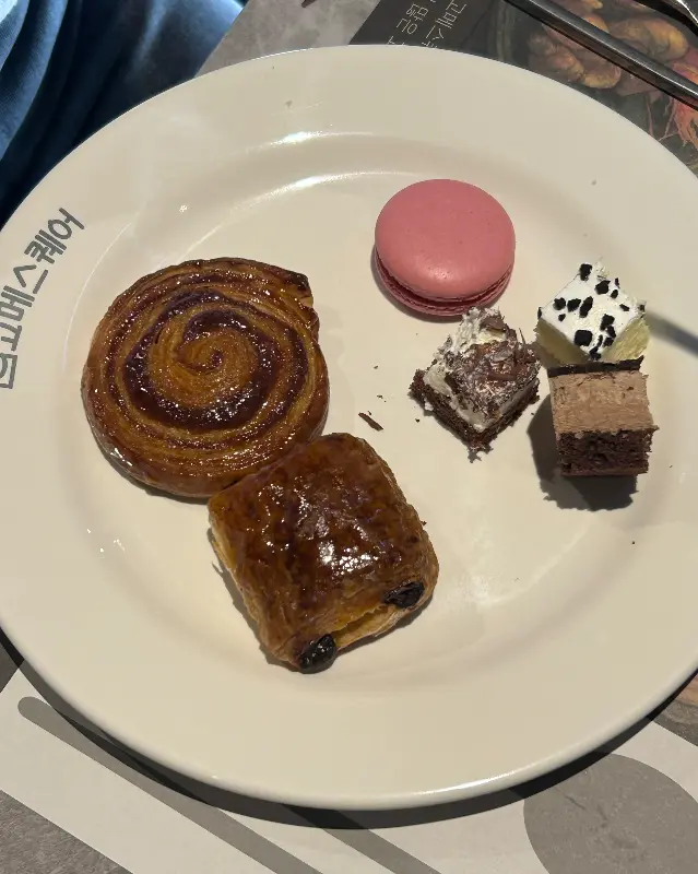 접시에 담긴 스시 모듬