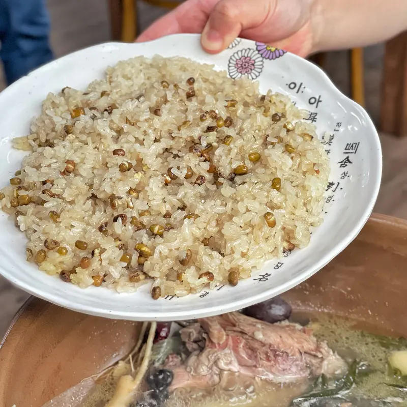 윤기가 좔좔 흐르는 찹쌀 녹두 찰밥