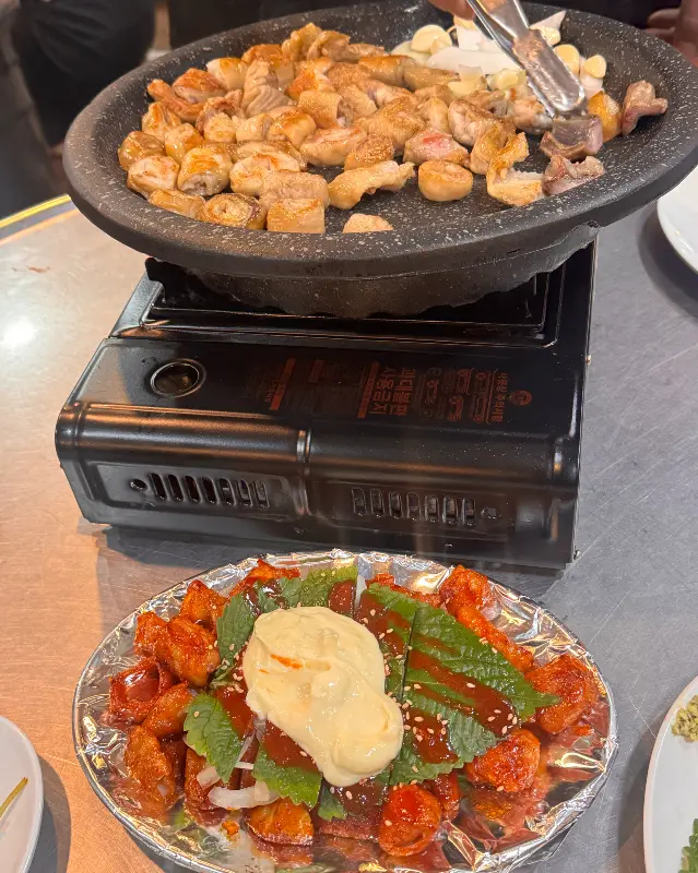 막창이 구워지는 모습과 양념 막창 접시