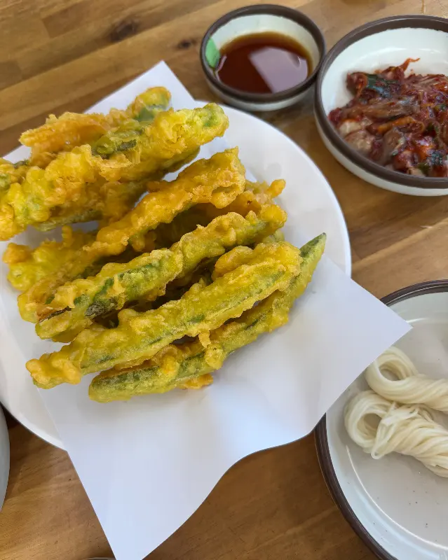 갓 튀겨져 나온 고추 튀김