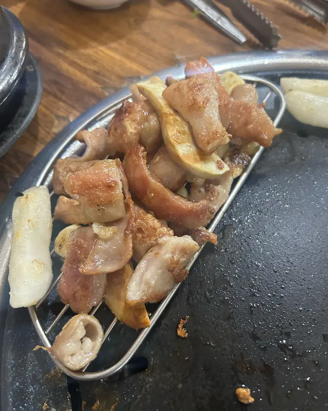 불판 위에서 맛있게 구워진 막창과 떡