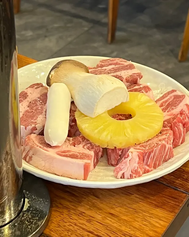 꽃목살과 곁들임 재료가 담긴 접시