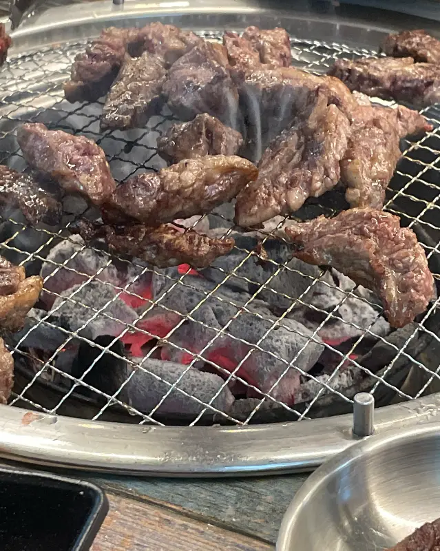 숯불 위에서 맛있게 익어가는 소갈비살