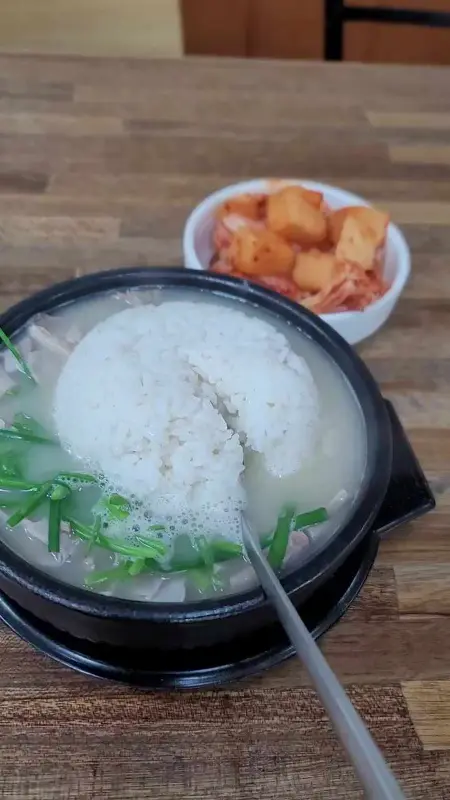 뚝배기 안에서 뽀얀 김을 내뿜는 돼지국밥