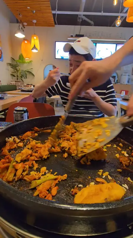 닭갈비 볶음밥을 만드는 모습