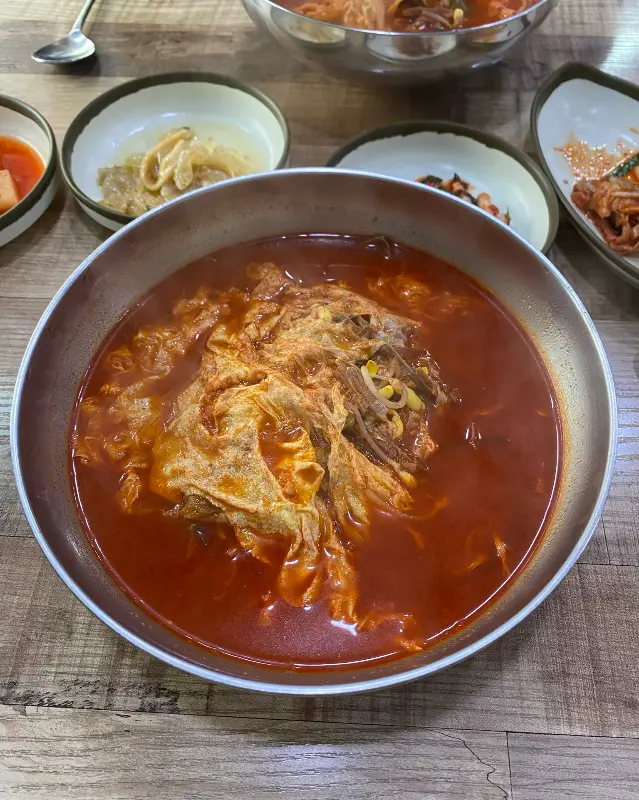 뚝배기 가득 담긴 육개장의 푸짐한 비주얼