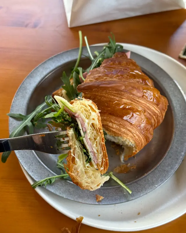 크루아상 샌드위치 단면