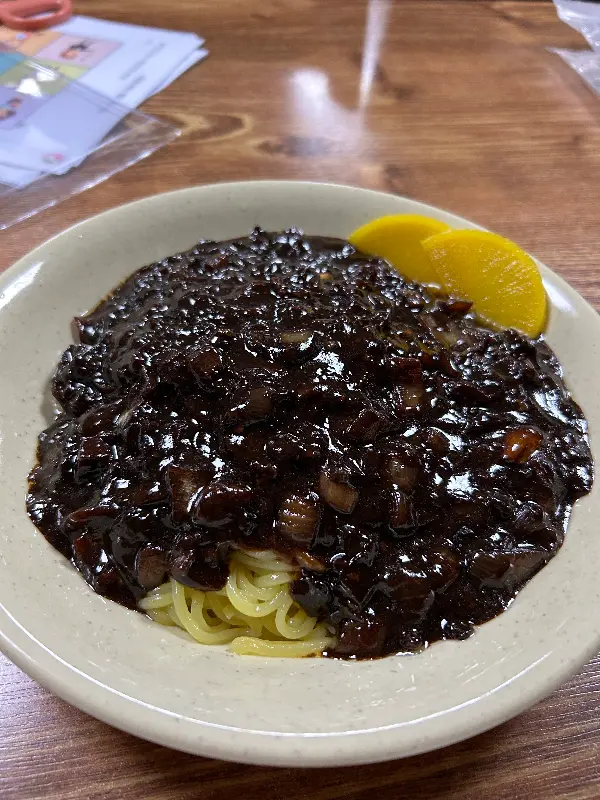 윤기가 흐르는 짜장면의 모습