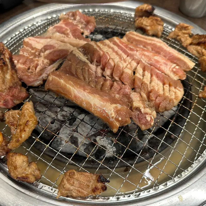 돼지갈비 굽는 모습