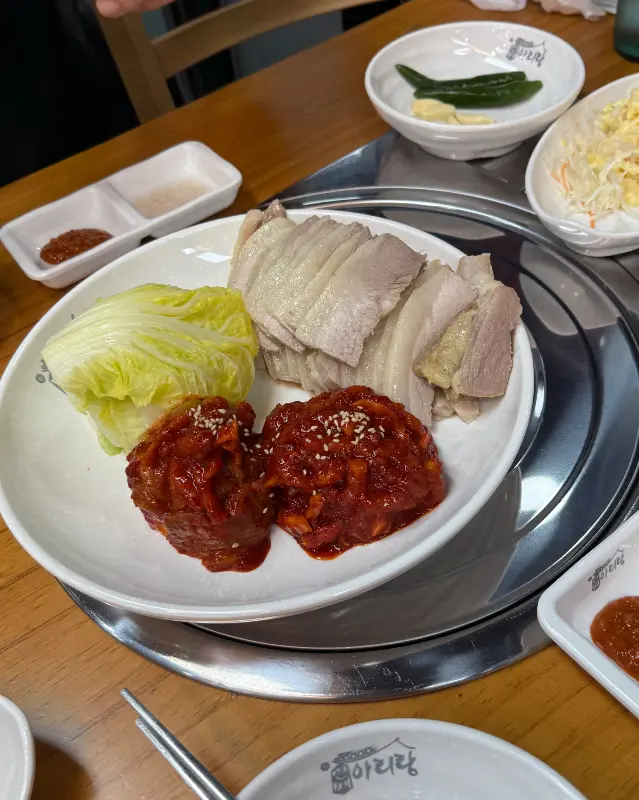 상차림 전체 샷, 푸짐함이 느껴진다.