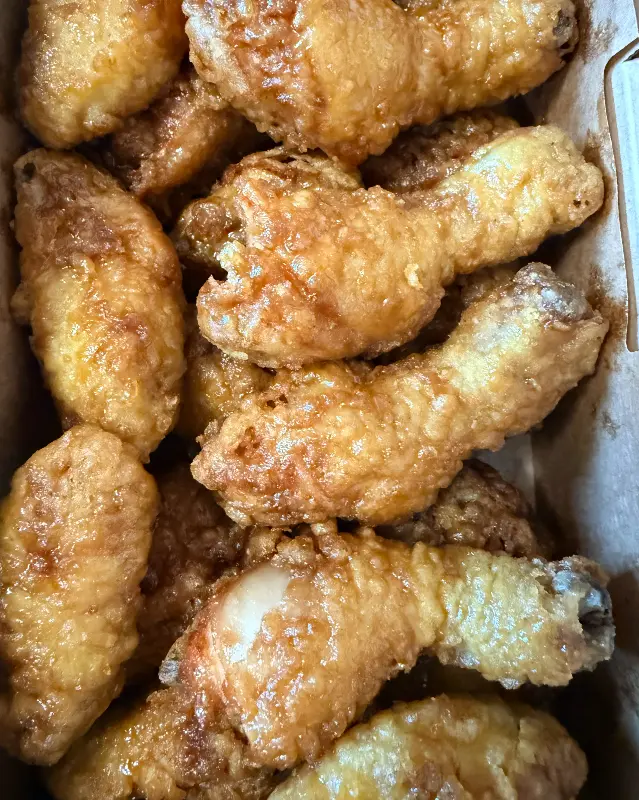 윤기가 좔좔 흐르는 교촌치킨 허니콤보의 먹음직스러운 비주얼