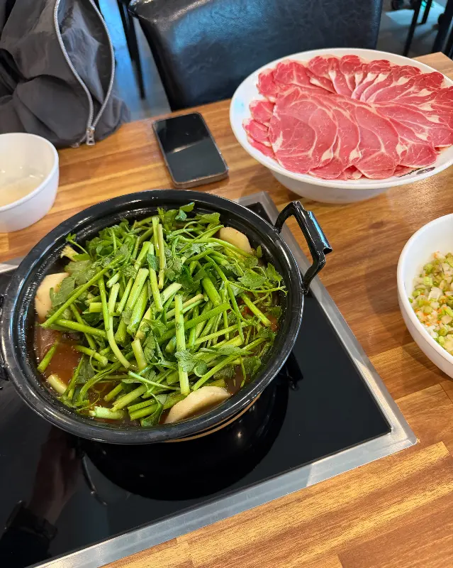 미나리가 가득 담긴 냄비