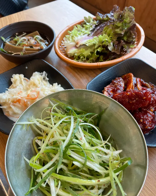 다양한 쌈 채소와 밑반찬이 푸짐하게 차려진 동동갈비 한 상