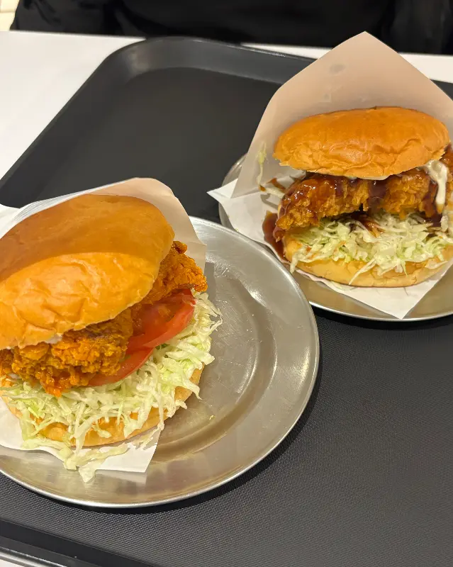 클래식 버거와 데리야끼 치킨 버거